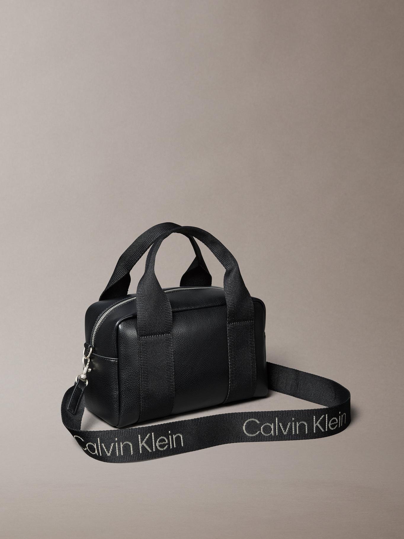 Cartera Barrel Ultra Light Negro Calvin Klein-1