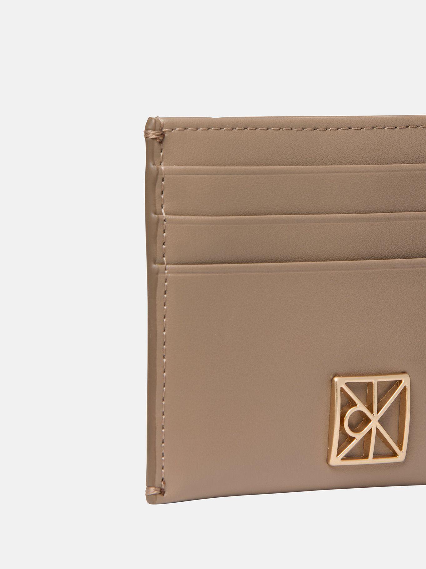 Tarjetero de Cuero Emblemático Beige Calvin Klein-2