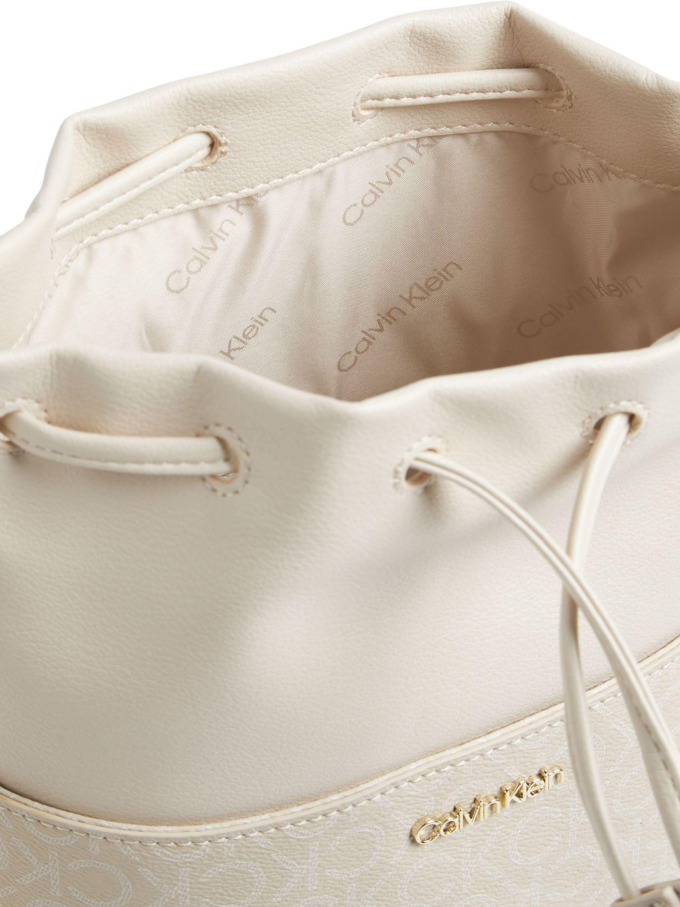 Cartera Bucket CK Must Mono Beige Calvin Klein-2