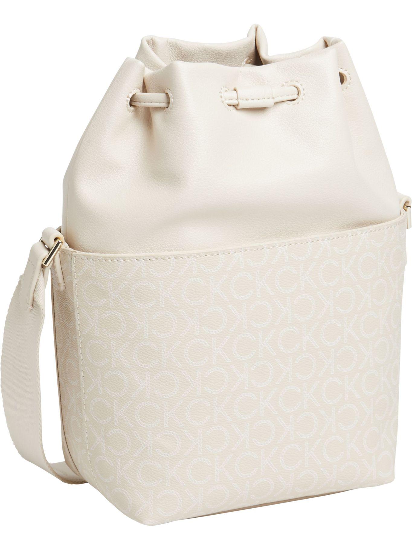 Cartera Bucket CK Must Mono Beige Calvin Klein-1
