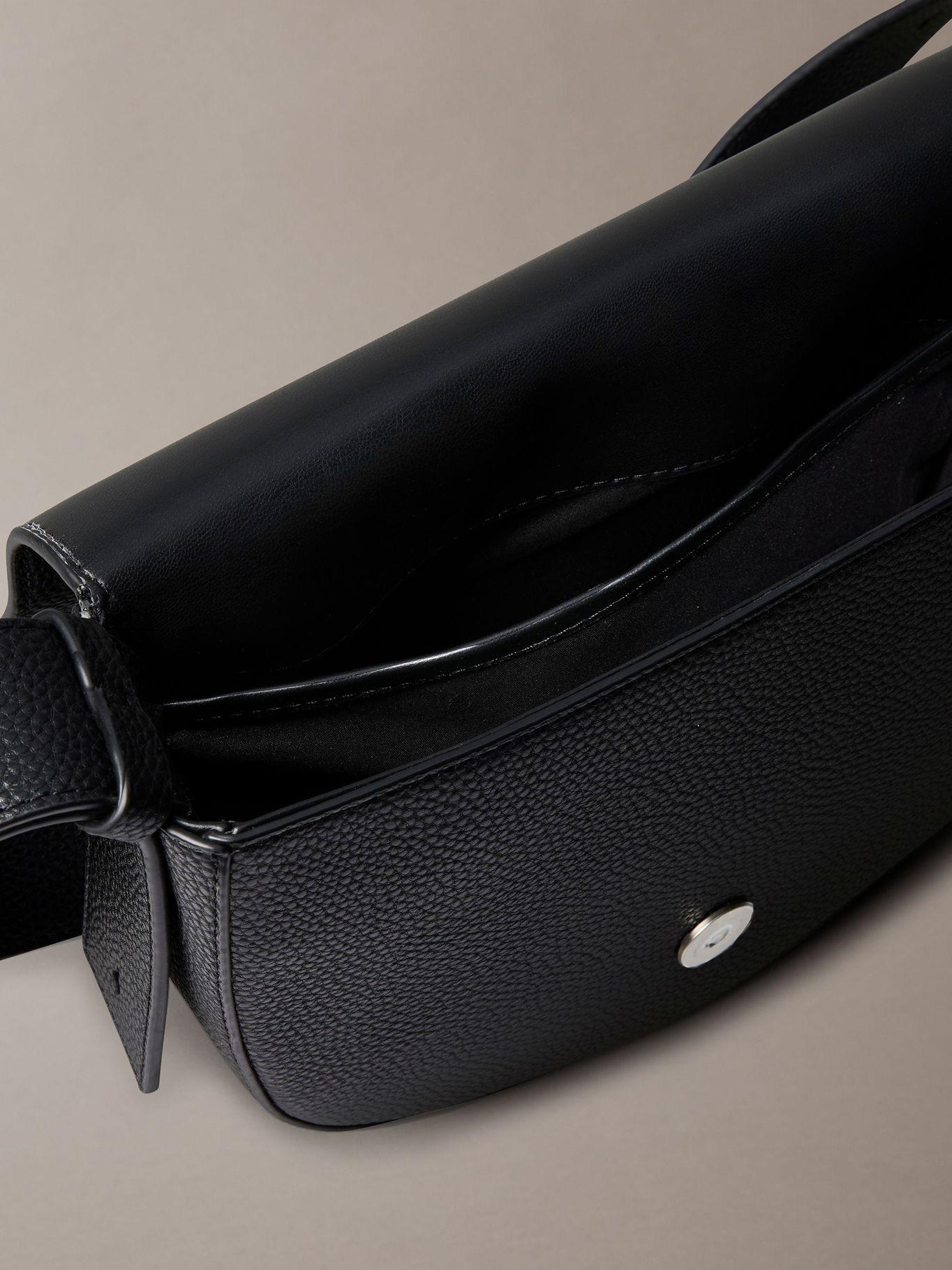Cartera Saddle Archive Negro Calvin Klein-2