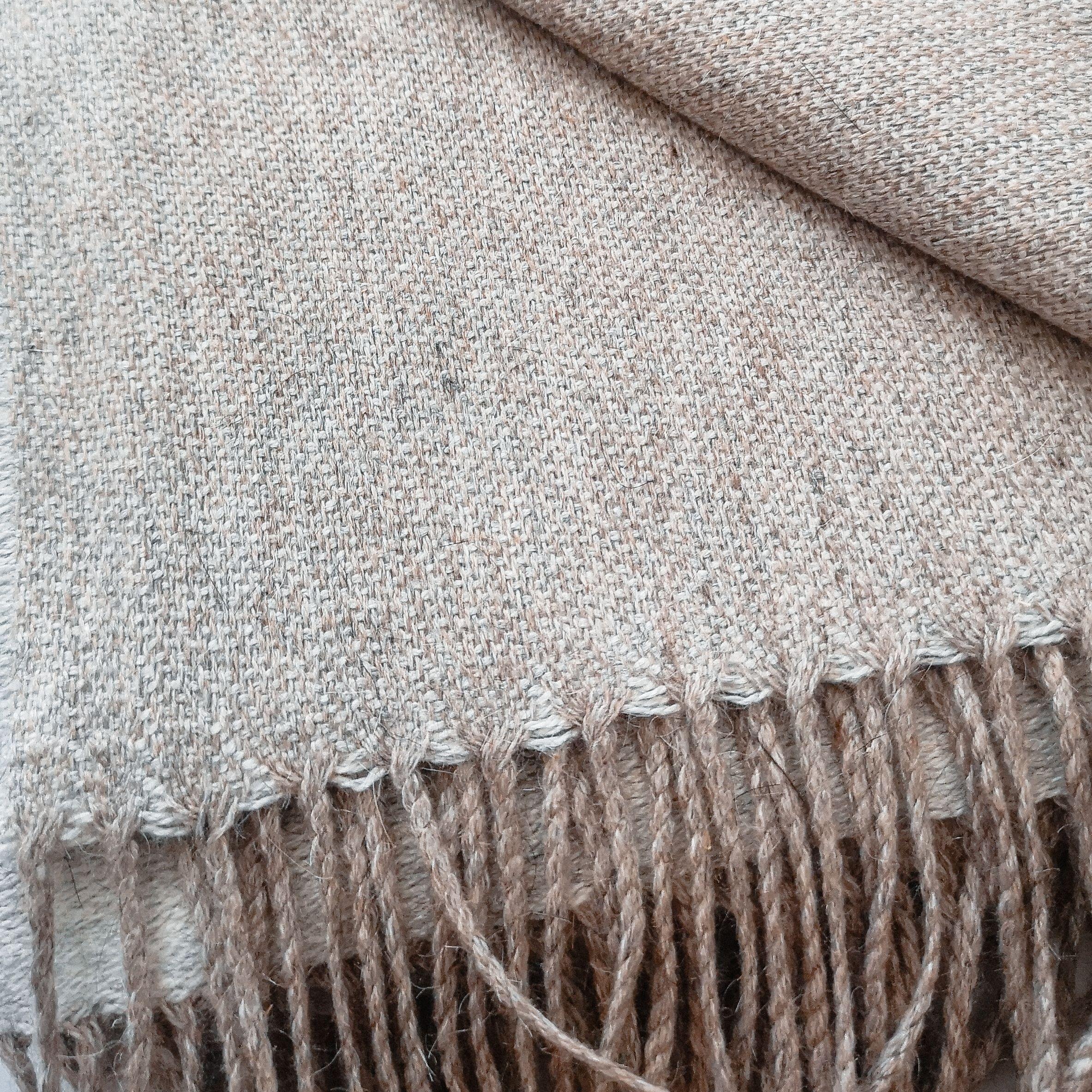 MANTA ALPACA GRIS CLARO 165x130-3
