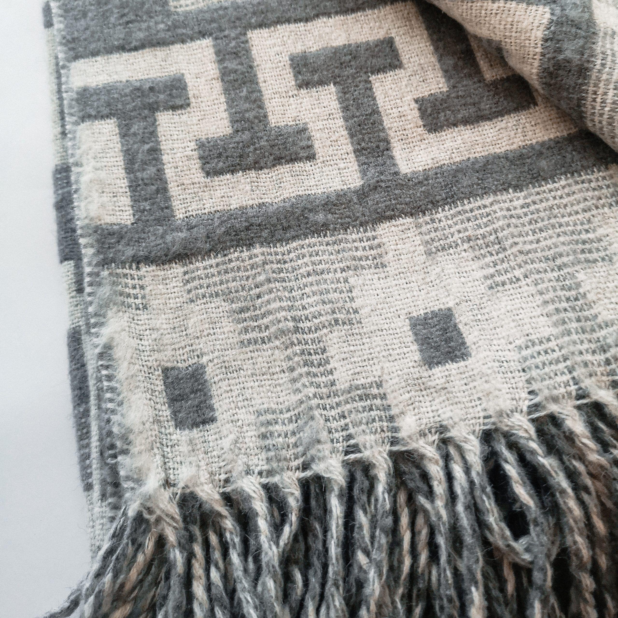 MANTA ALPACA ETNICA GRAFITO 180x130-3