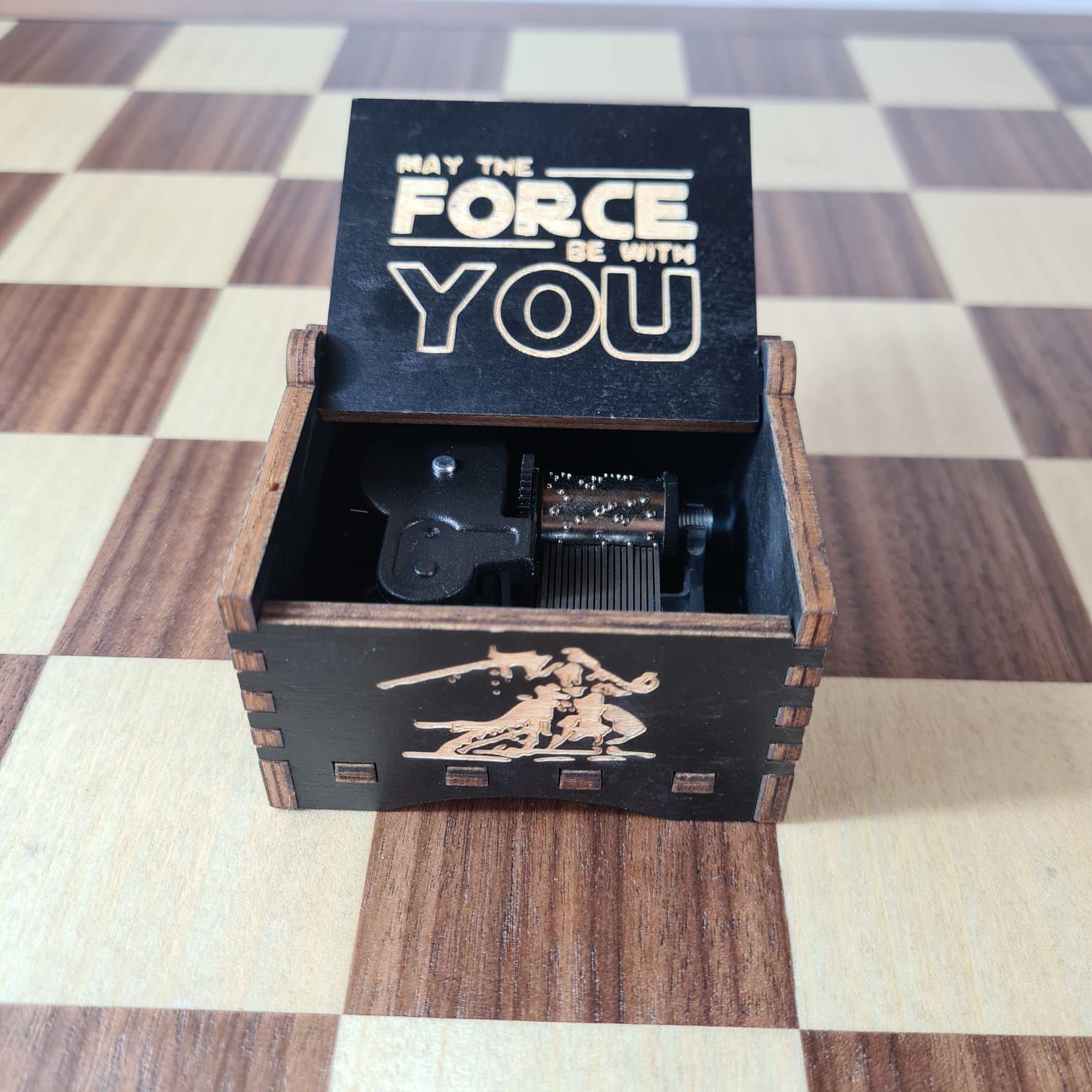 Caja Musical Star Wars a Cuerda – “May The Force Be With You” en Madera Negra Grabada-2