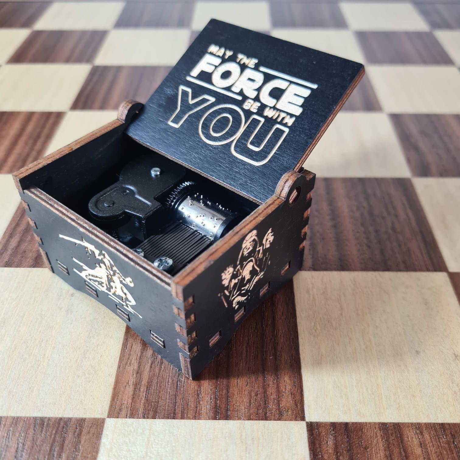 Caja Musical Star Wars a Cuerda – “May The Force Be With You” en Madera Negra Grabada-3