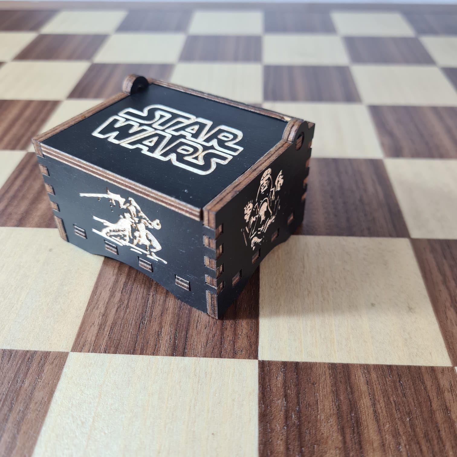 Caja Musical Star Wars a Cuerda – “May The Force Be With You” en Madera Negra Grabada-4