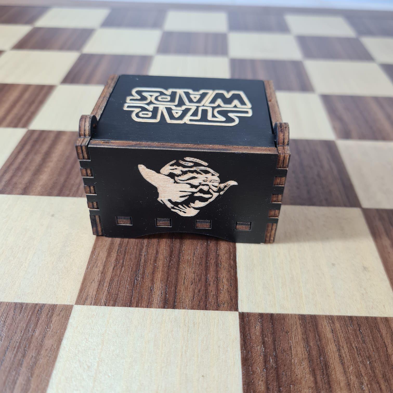 Caja Musical Star Wars a Cuerda – “May The Force Be With You” en Madera Negra Grabada-5