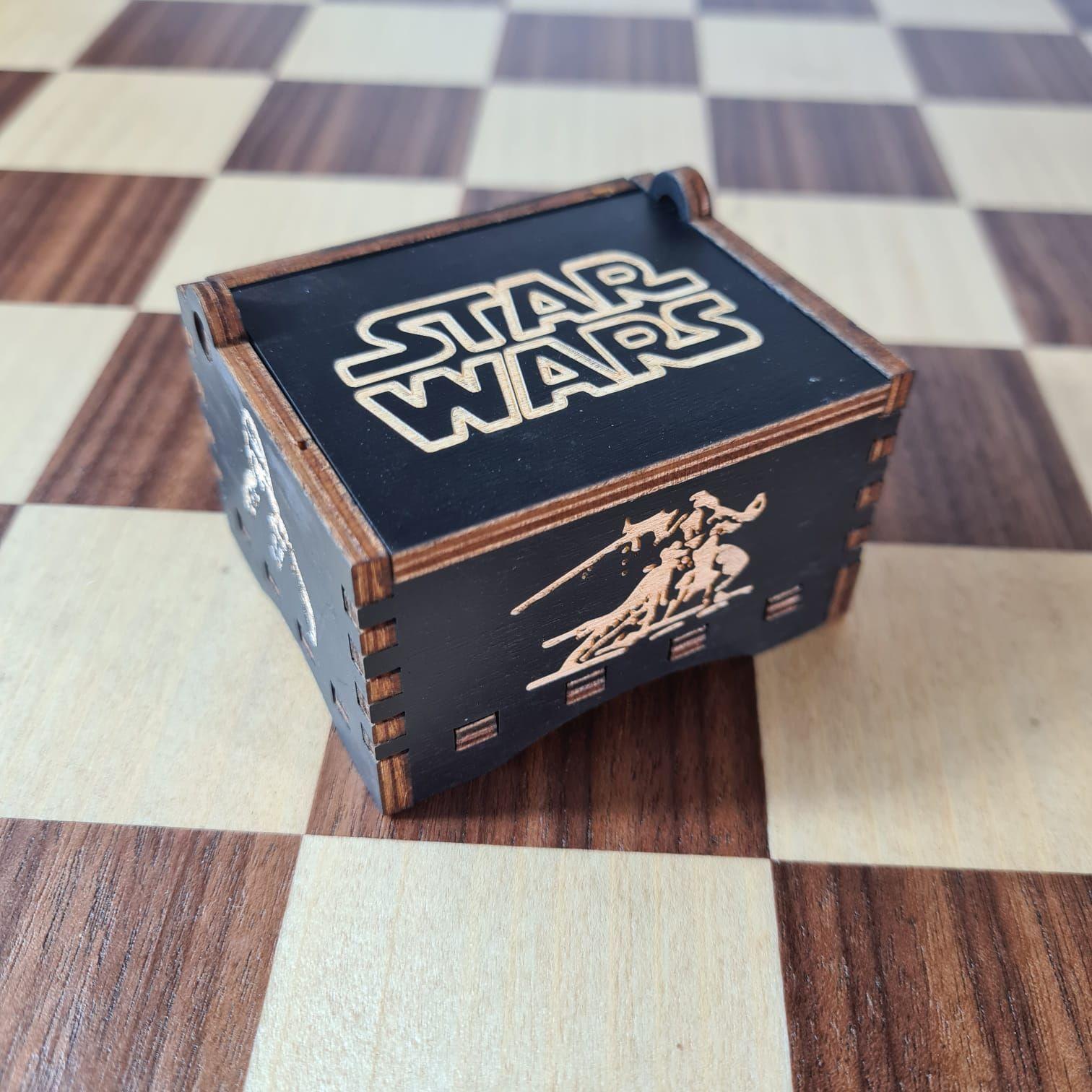 Caja Musical Star Wars a Cuerda – “May The Force Be With You” en Madera Negra Grabada-6