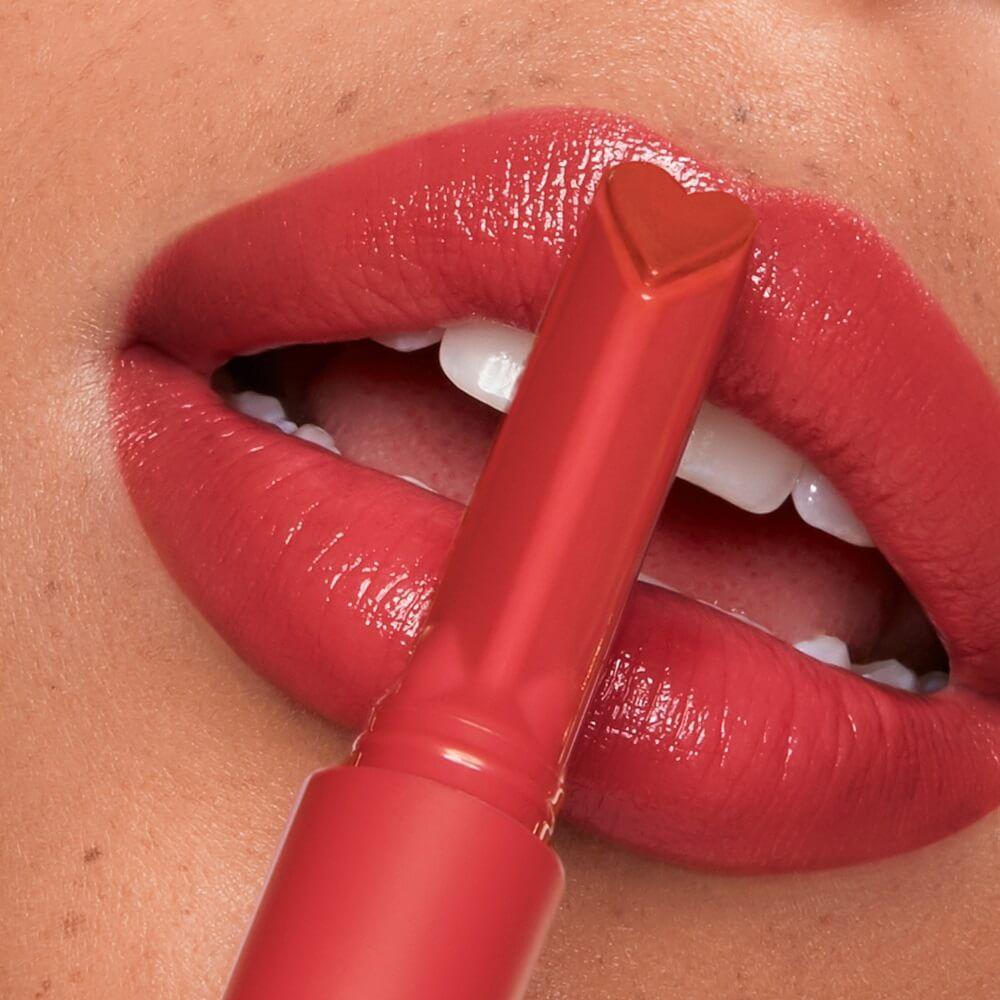 Barra Labial Con Forma Corazón 01 Too Hot Kaja-2