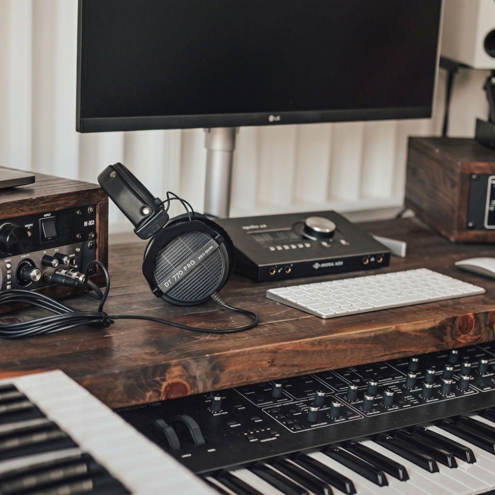 Audifonos Beyerdynamic DT 990 PRO 80 Ohmios-2