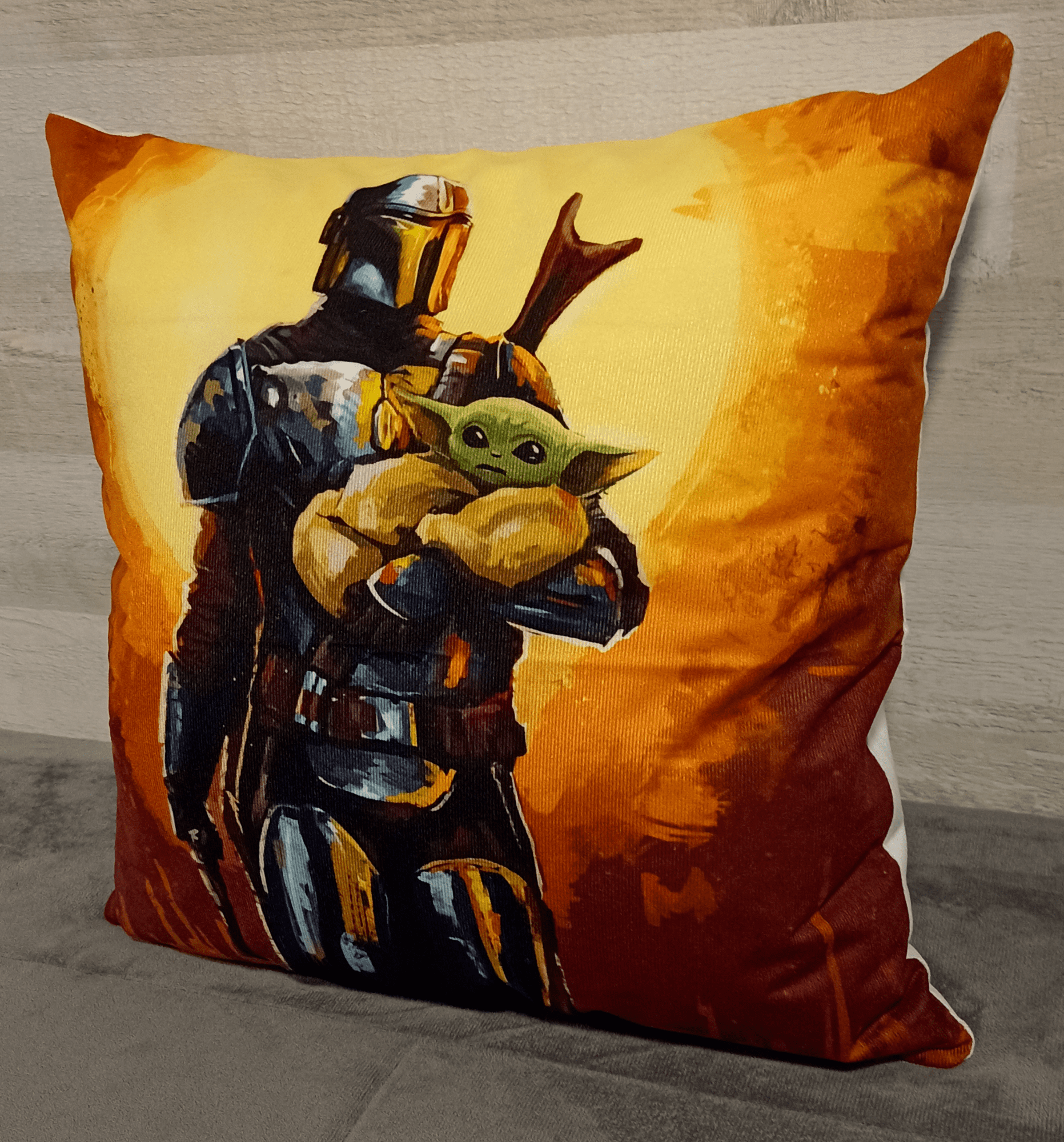 Cojín Felpa 45x45 cm Bebe Yoda y Mandaloriano Cafe Extra Suave -2
