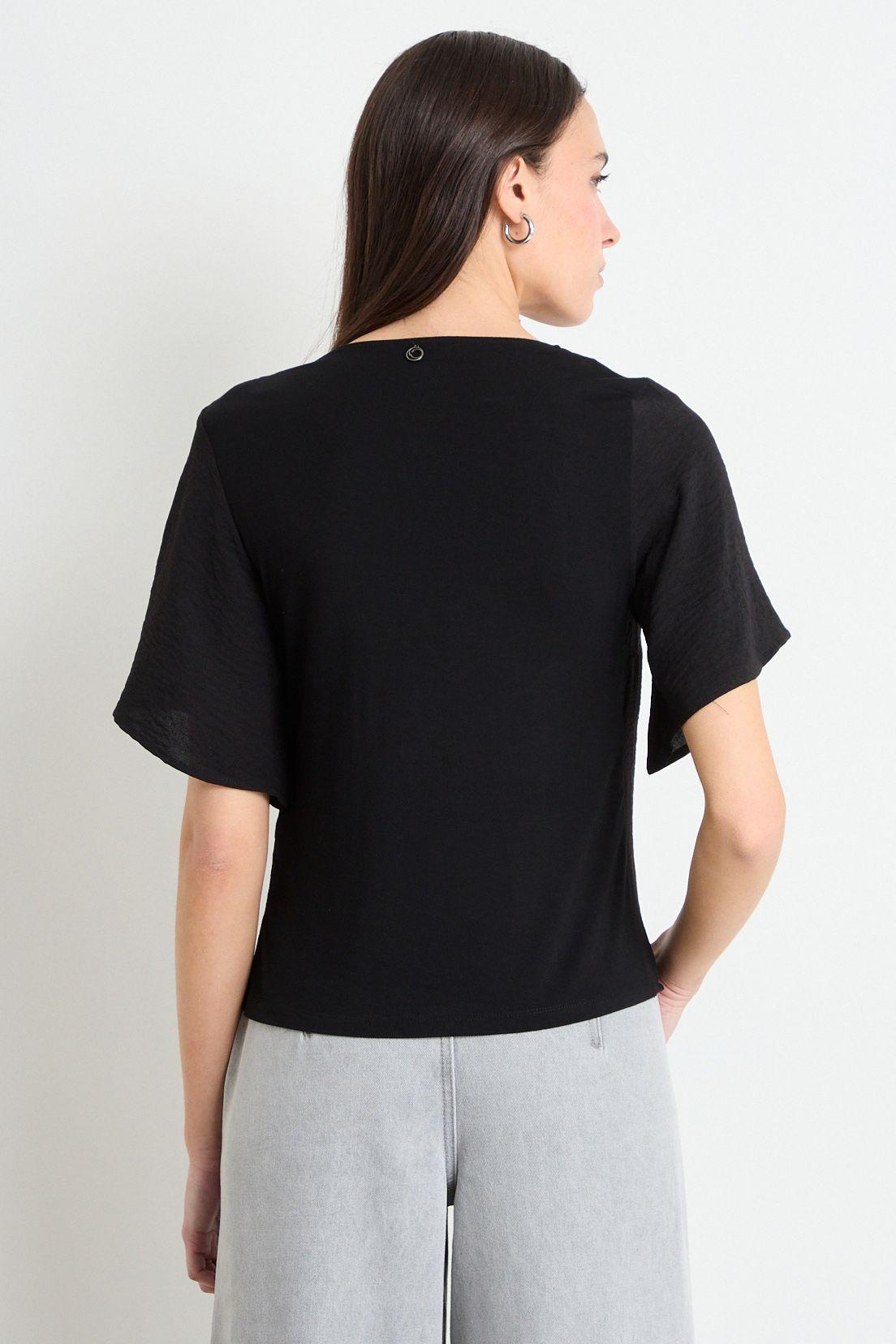 Polera Manga Corta Negro iO 14220225073102-2