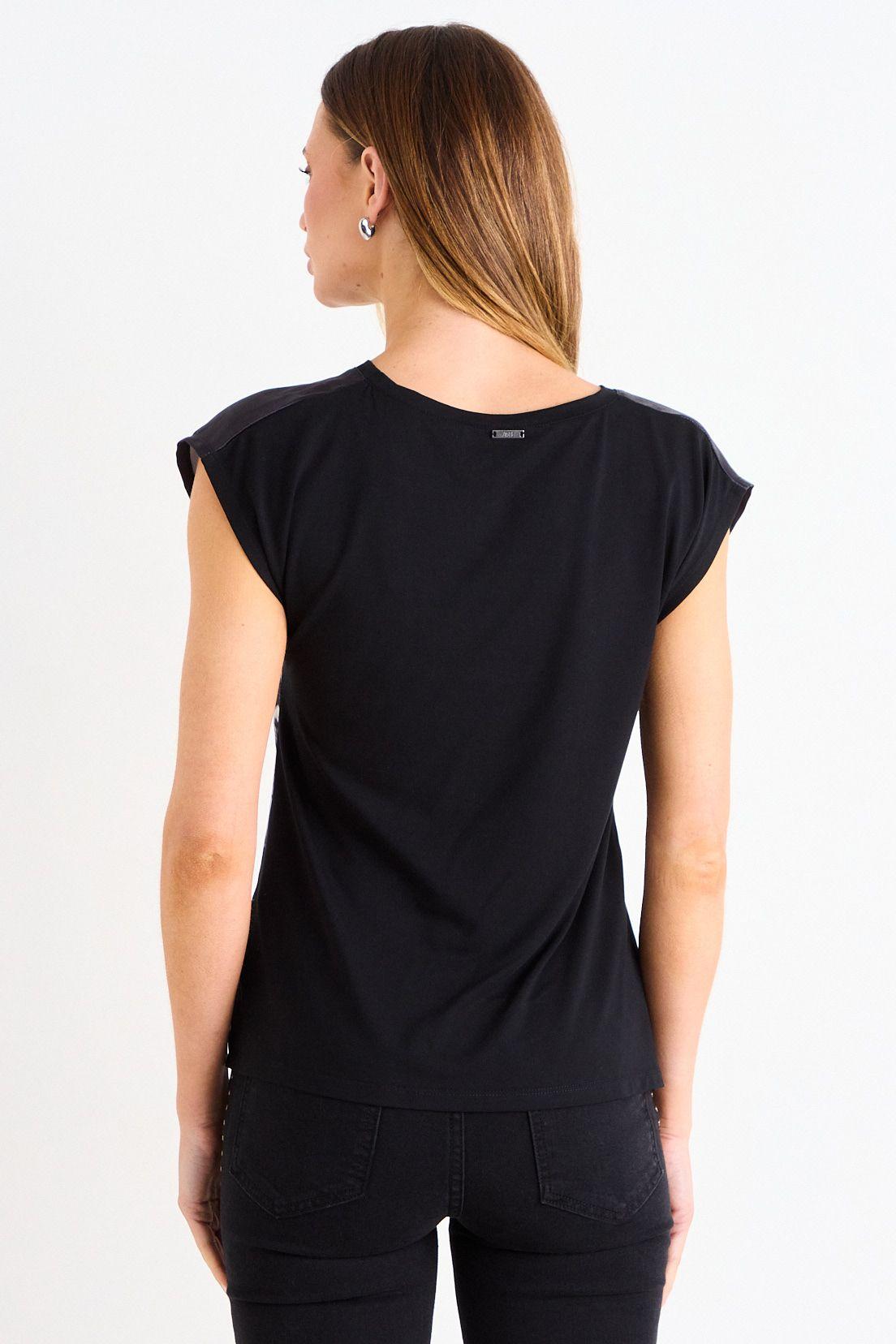 Polera Focalizada Manga Corta Negro Ash 14607126051102-2