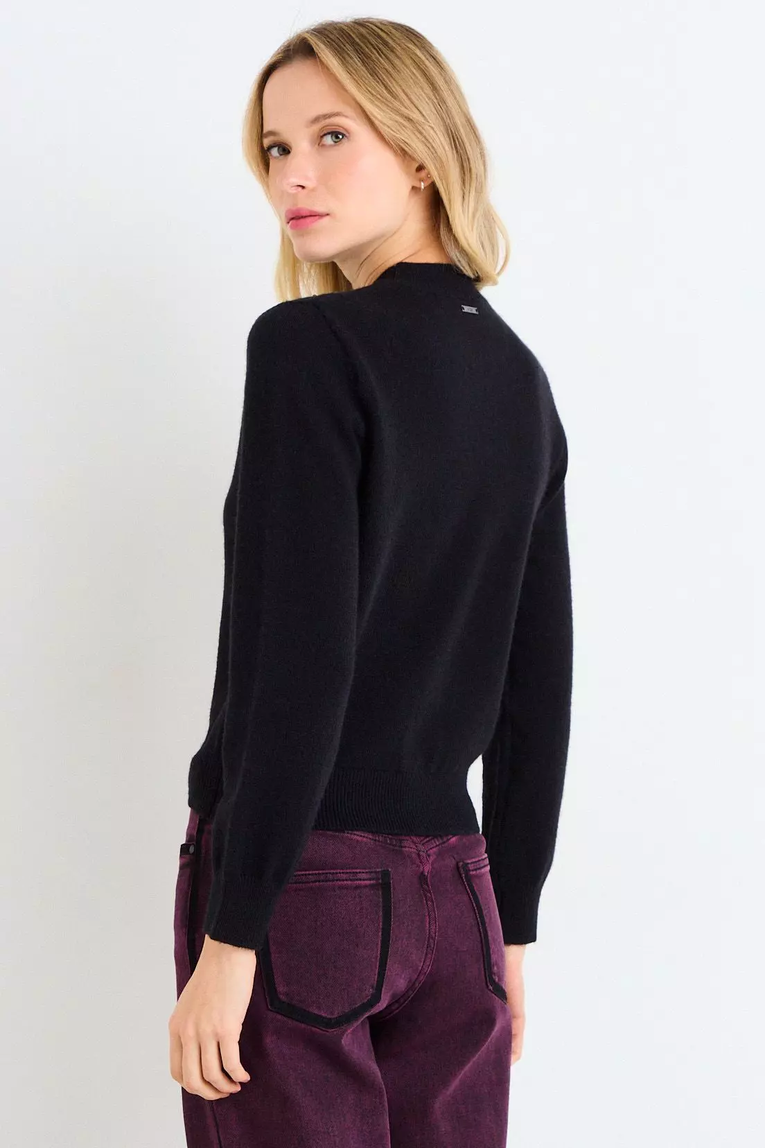 Sweater Liso Con Aplicaciones Negro Ash 18107226002102-2