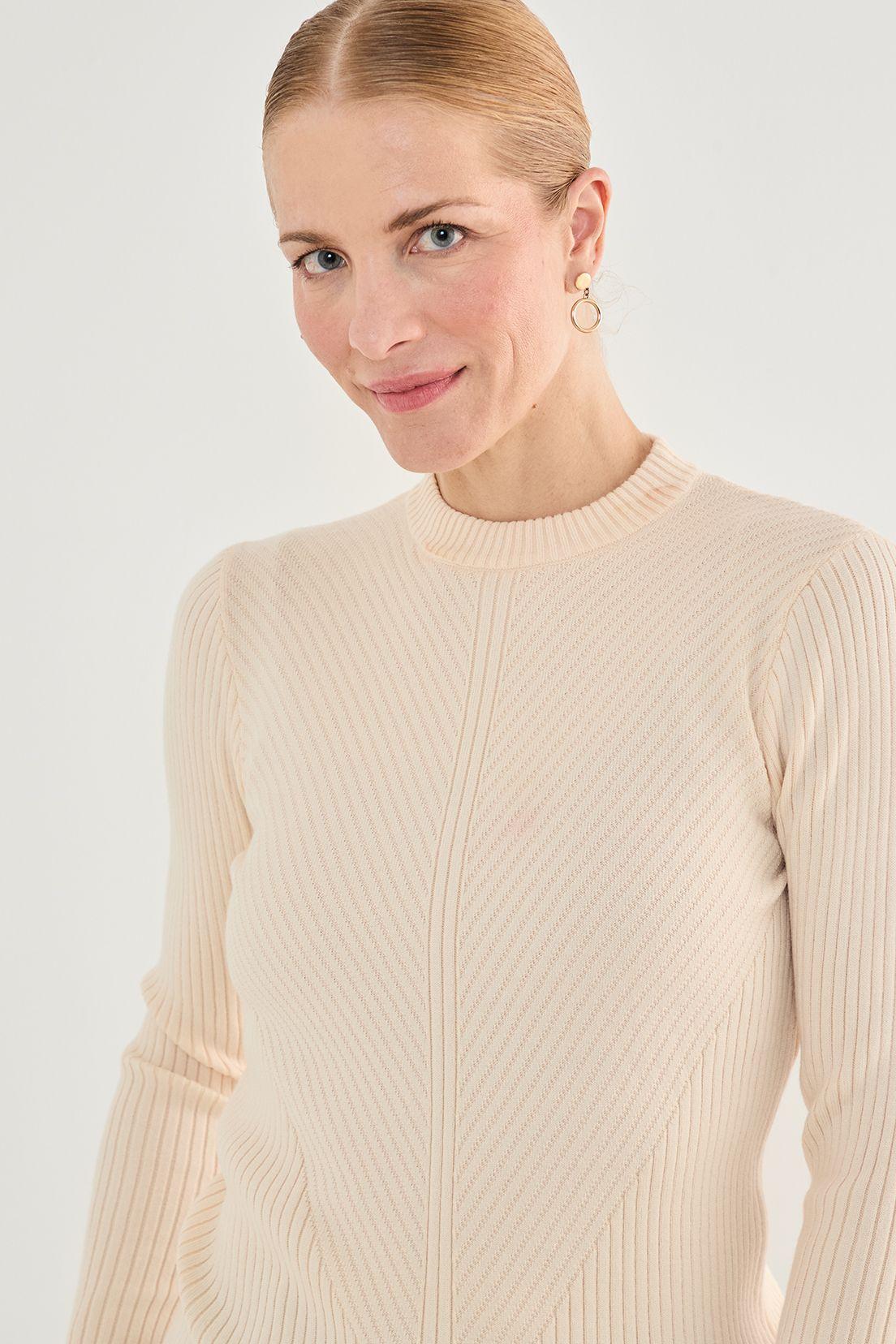 Tejido Cerrado Cuello Alto Beige 18102125004106-1