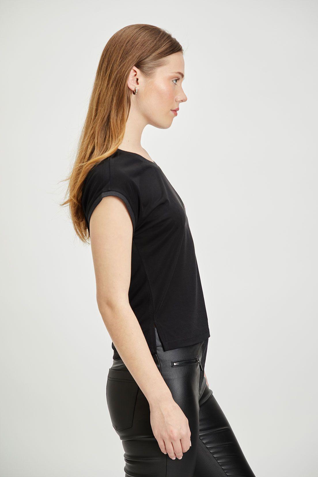 Polera Estampada Negro iO 14620224052102-2