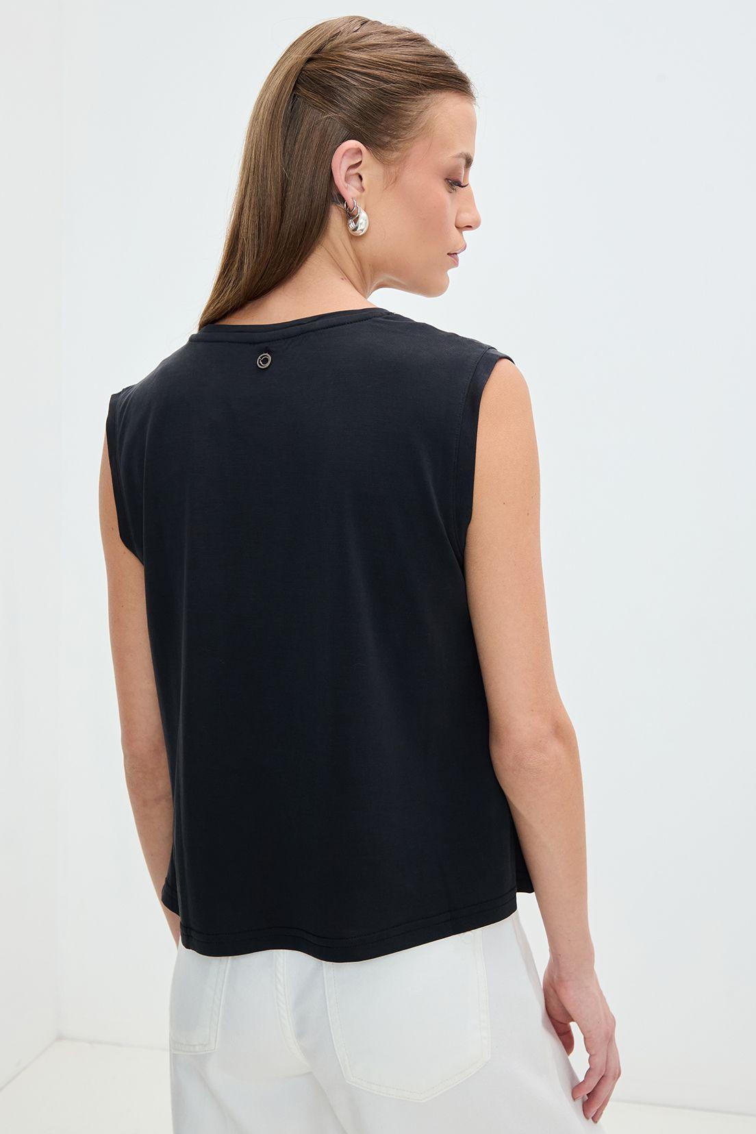 Polera Estampada Negro iO 14620125050102-3