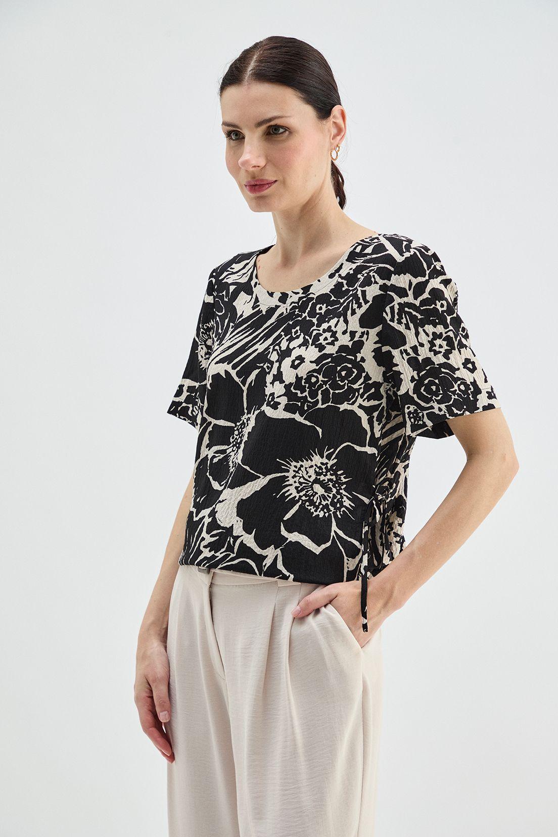 Blusa Estampada Con Amarras Costado Negro Ma Griffe 14102224069102-0