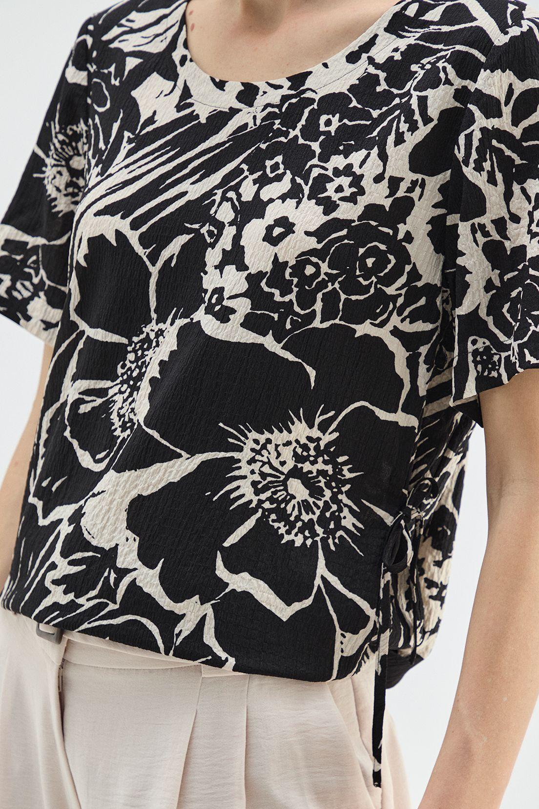 Blusa Estampada Con Amarras Costado Negro Ma Griffe 14102224069102-1