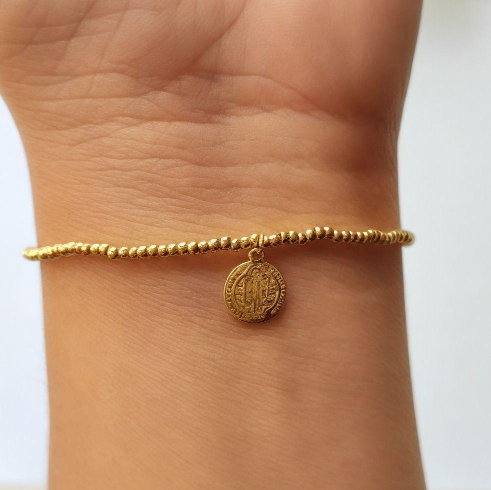 Pulsera Bolitas Medalla San Benito Enchapado Oro 18K Elásticada -3