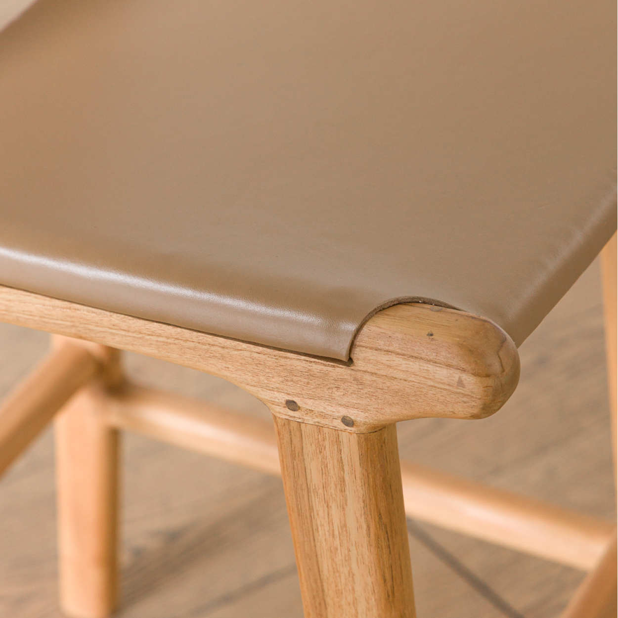 Taburete Respaldo Maine Cuero R-2