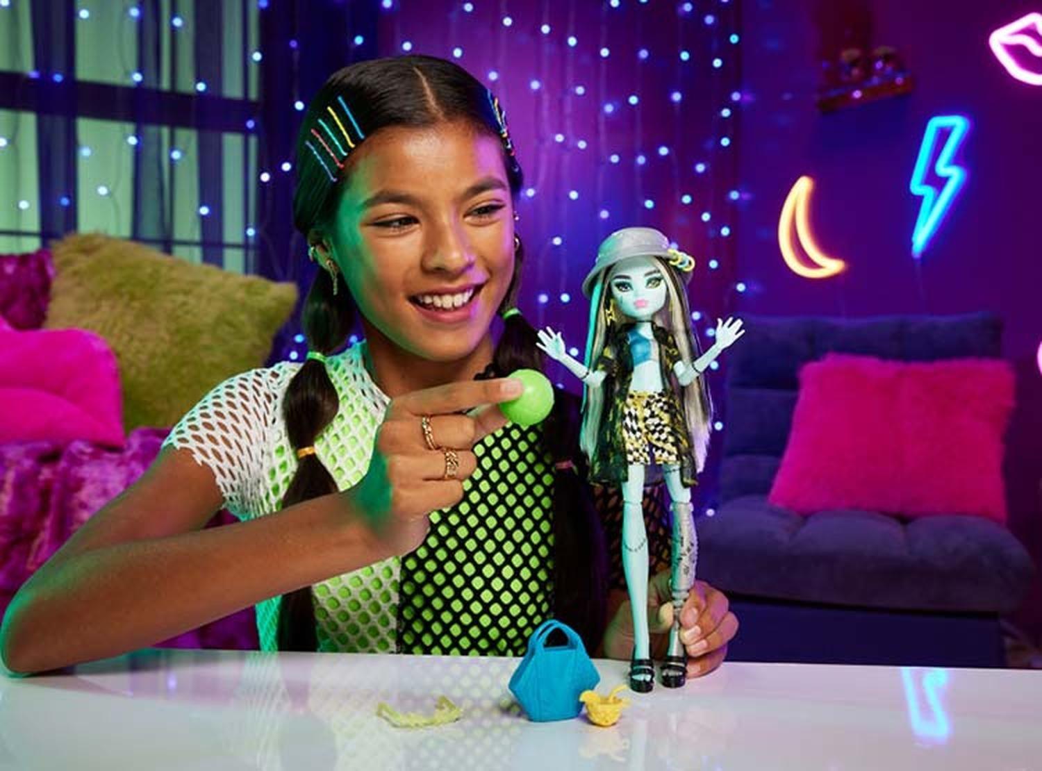 Monster High Frankie Stein Scare-Adise Island-5