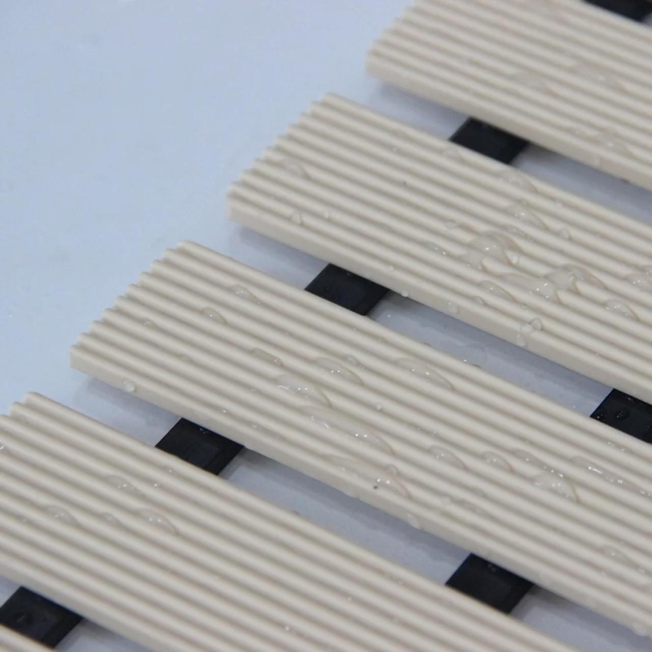 Mat Piso PVC Spa y Zonas Húmedas 91 cm x 1,3 mt Gris Qrubber-4