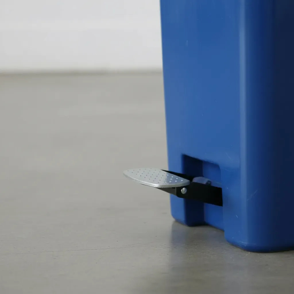 Contenedor de Basura 120 lts. con pedal azul Qrubber-4