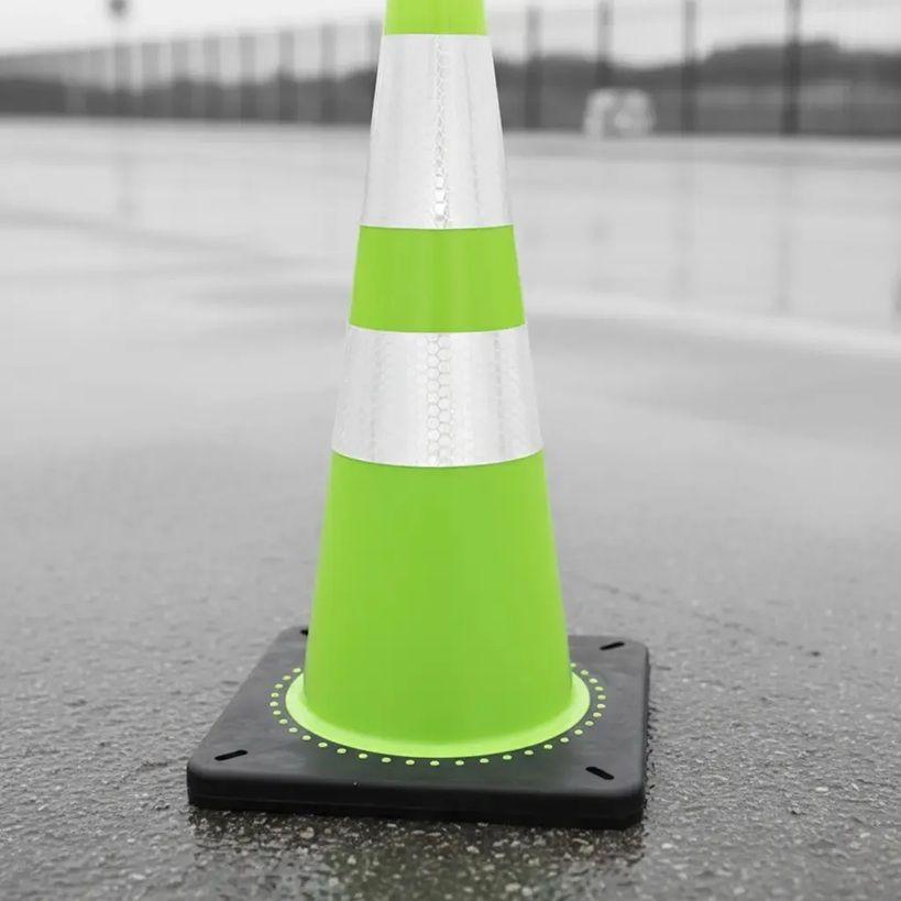 Cono tráfico verde flúor 90cm 2 cintas base caucho Qrubber-1