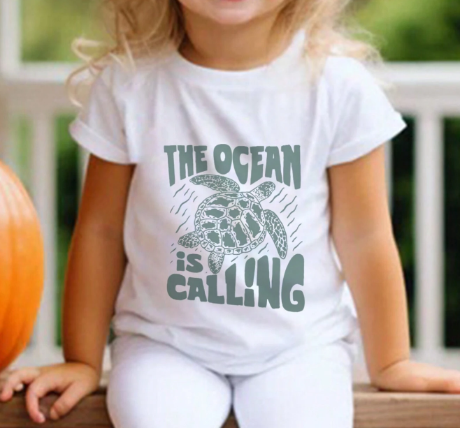 Camiseta Infantil – “The Ocean Is Calling” - Talla 5 años-3