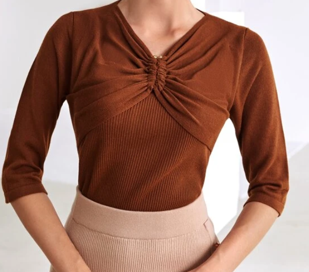 Blusa Marrón con Detalle de Anilla-2