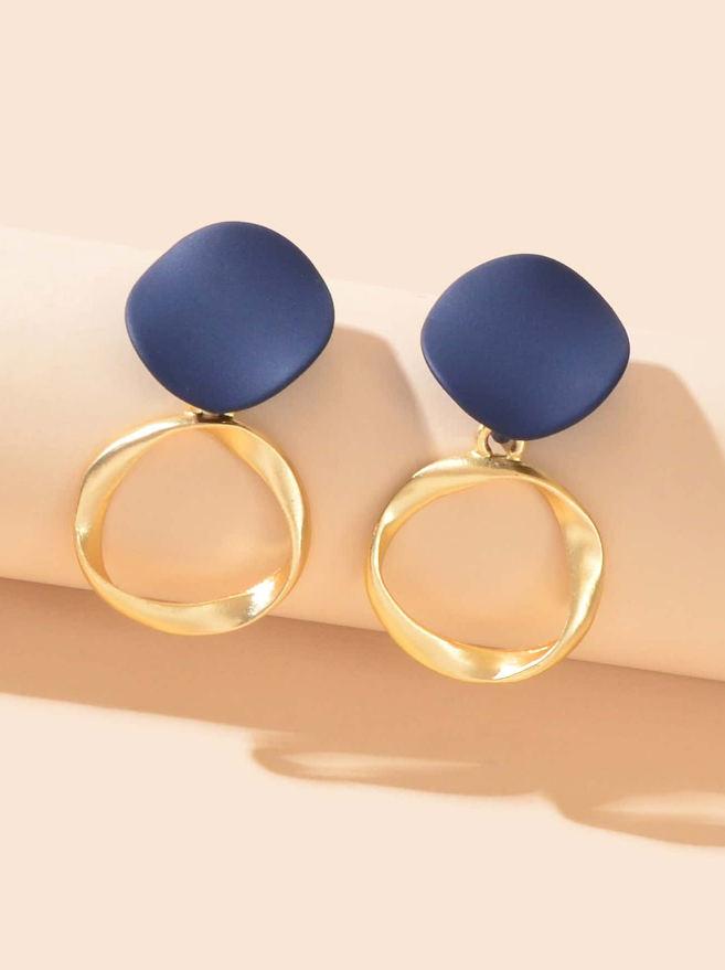 Pendientes Geométricos – Círculo Mate & Aro Irregular Dorado-3