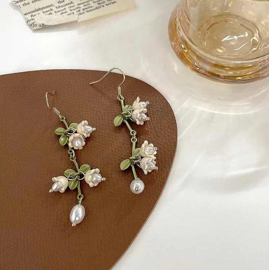 🌼 Pendientes Florales – Diseño Natural con Perlas-5
