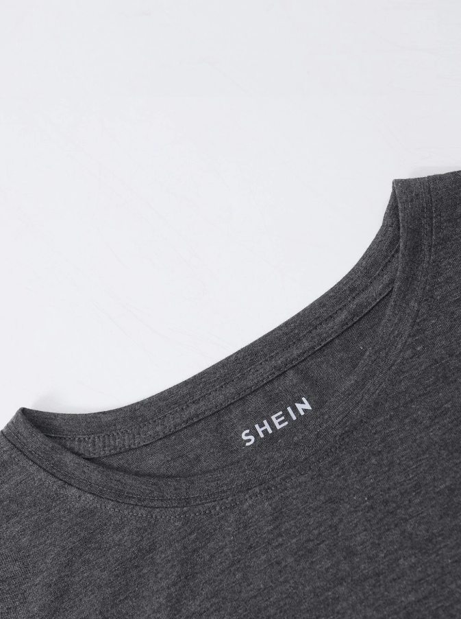 Camiseta Gris Oscuro con Estampado Floral y Letras-2