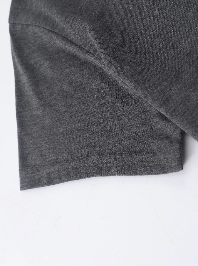 Camiseta Gris Oscuro con Estampado Floral y Letras-3