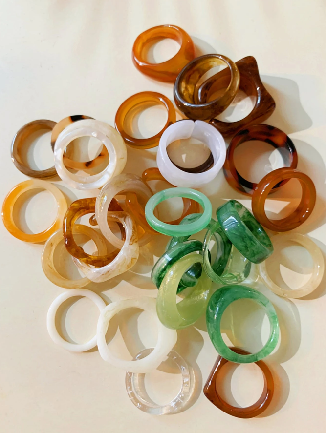 Anillos de resina multicolor al azar-3