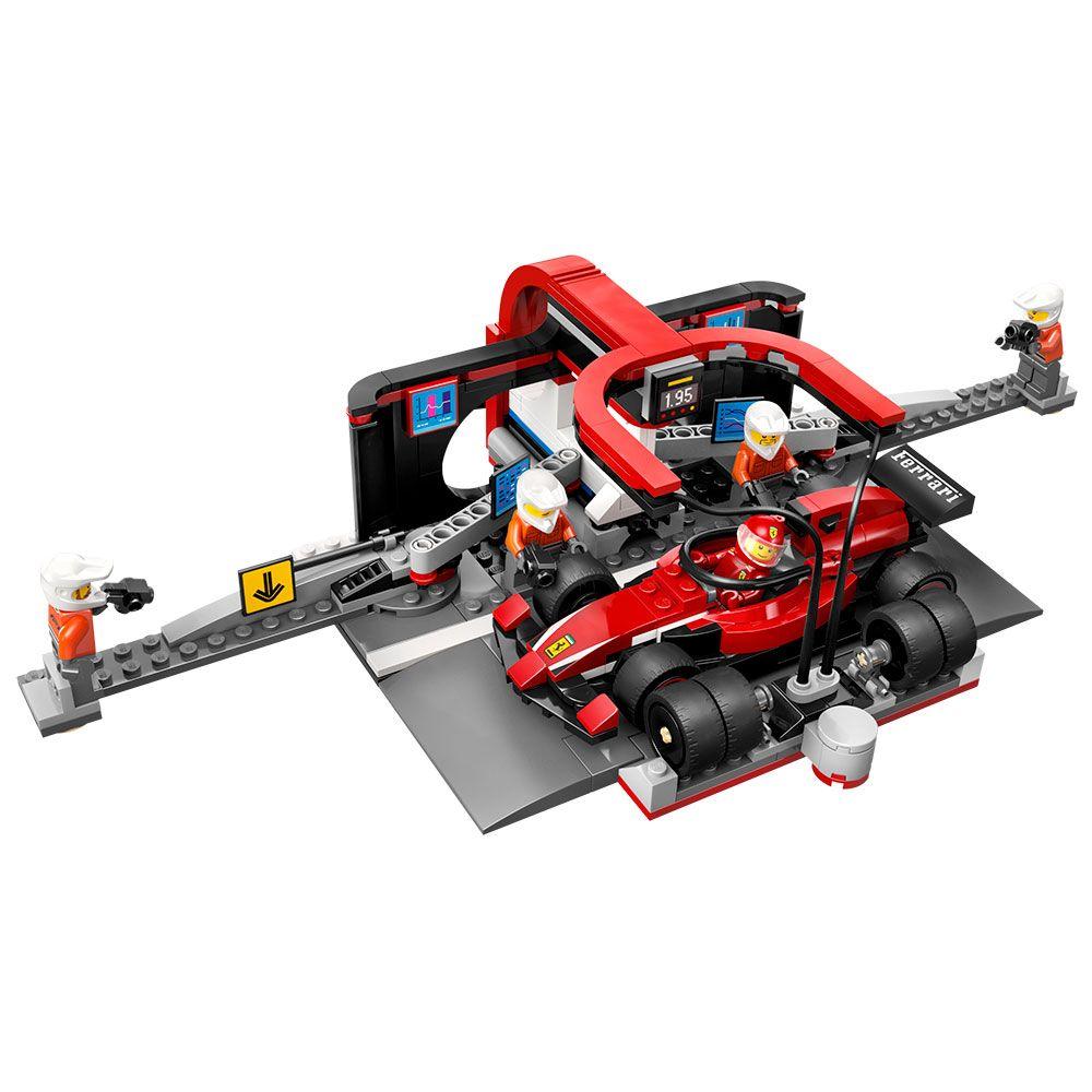 Parada en Boxes de F1 y Equipo de Mecánicos con Auto Ferrari-1
