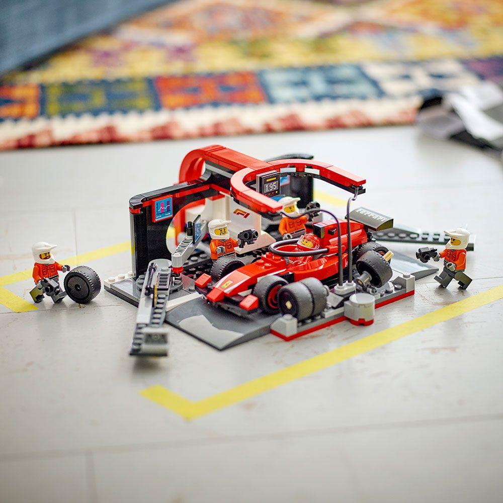 Parada en Boxes de F1 y Equipo de Mecánicos con Auto Ferrari-8
