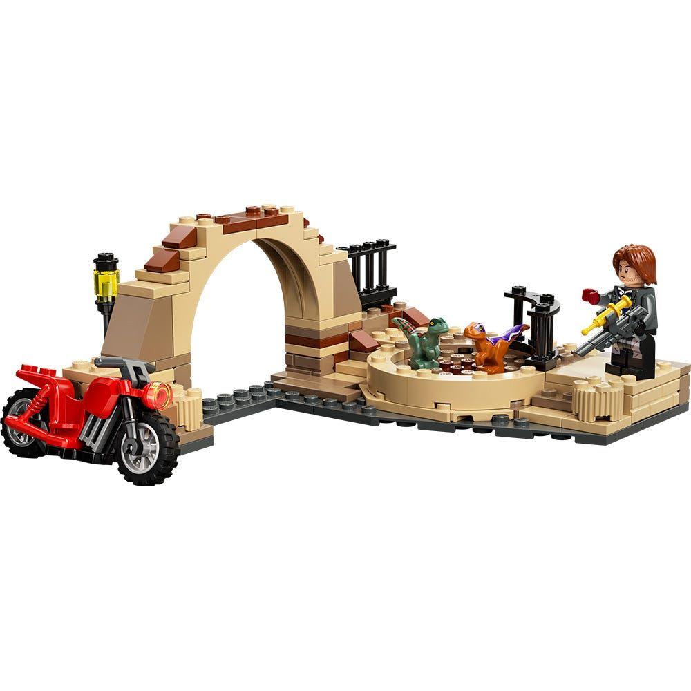 Persecución En Moto Del Dinosaurio Atrocirraptor-0