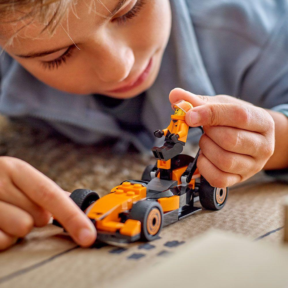 LEGO Piloto de F1® con Auto McLaren (60442)-4