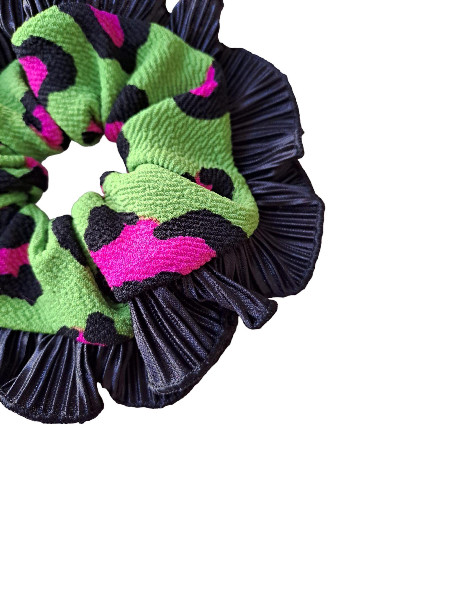 Scrunchie XL Rumbas Bambas Color Negro y Verde Animal Print  -1