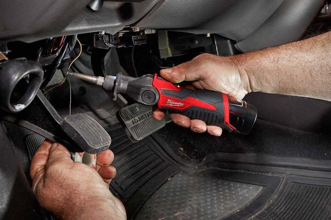 Cautín soldador M12 con luz led de trabajo Milwaukee 2488-20-2