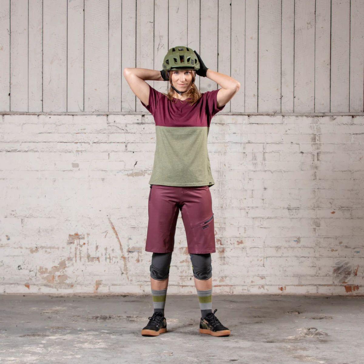 Polera IXS Mujer Flow Tech Mountain Raisin Oliva XS-1