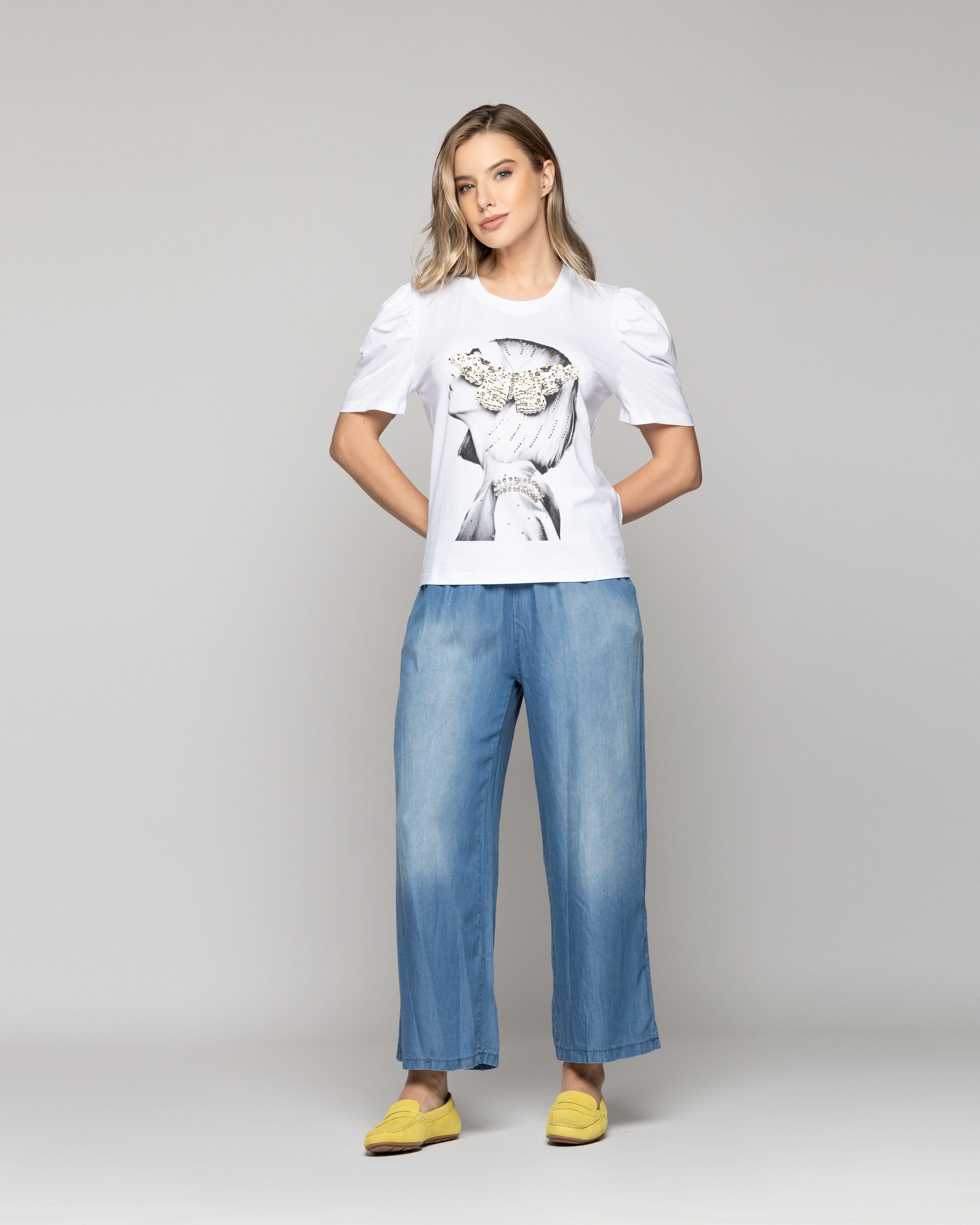 Polera Mujer Ofelia Manga Corta Con Estampado De Mujer Blanca Lineatre-4