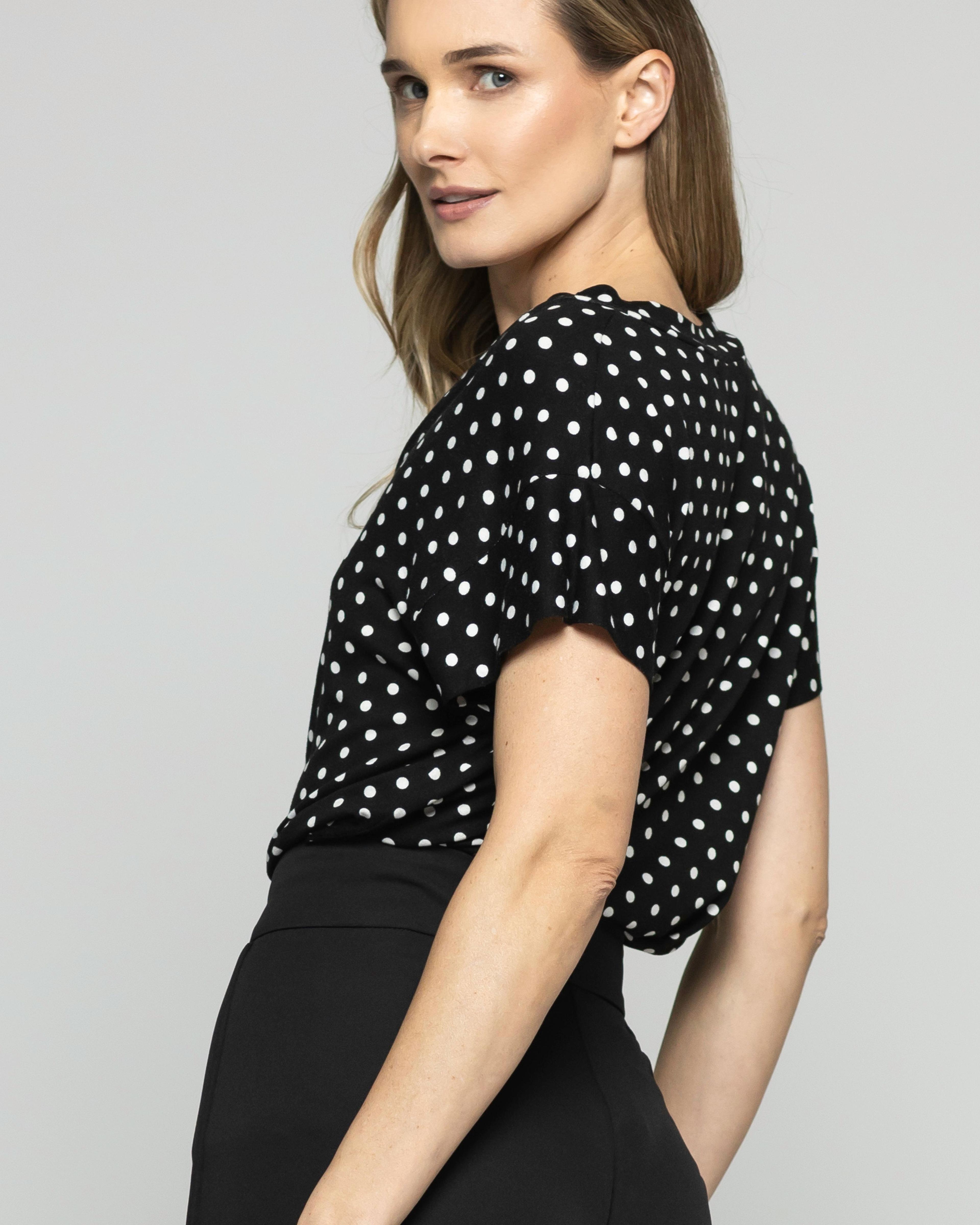 Polera Mujer Monarda Viscosa Manga Corta Lunares Blancos Negra Ludovica-6