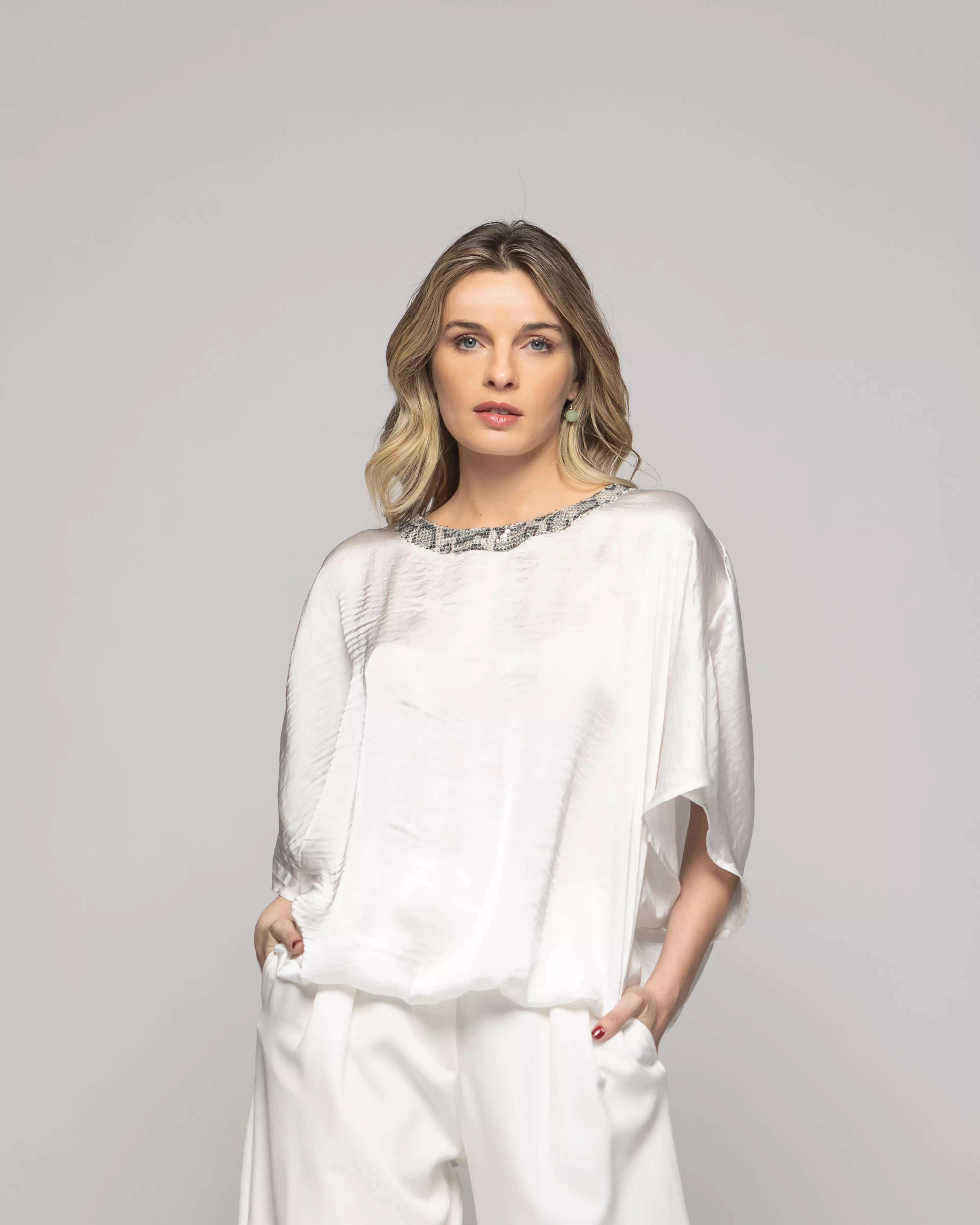 Blusa Mujer Girasol Satinada Detalle Lentejuelas Blanca Crudo Ludovica-1
