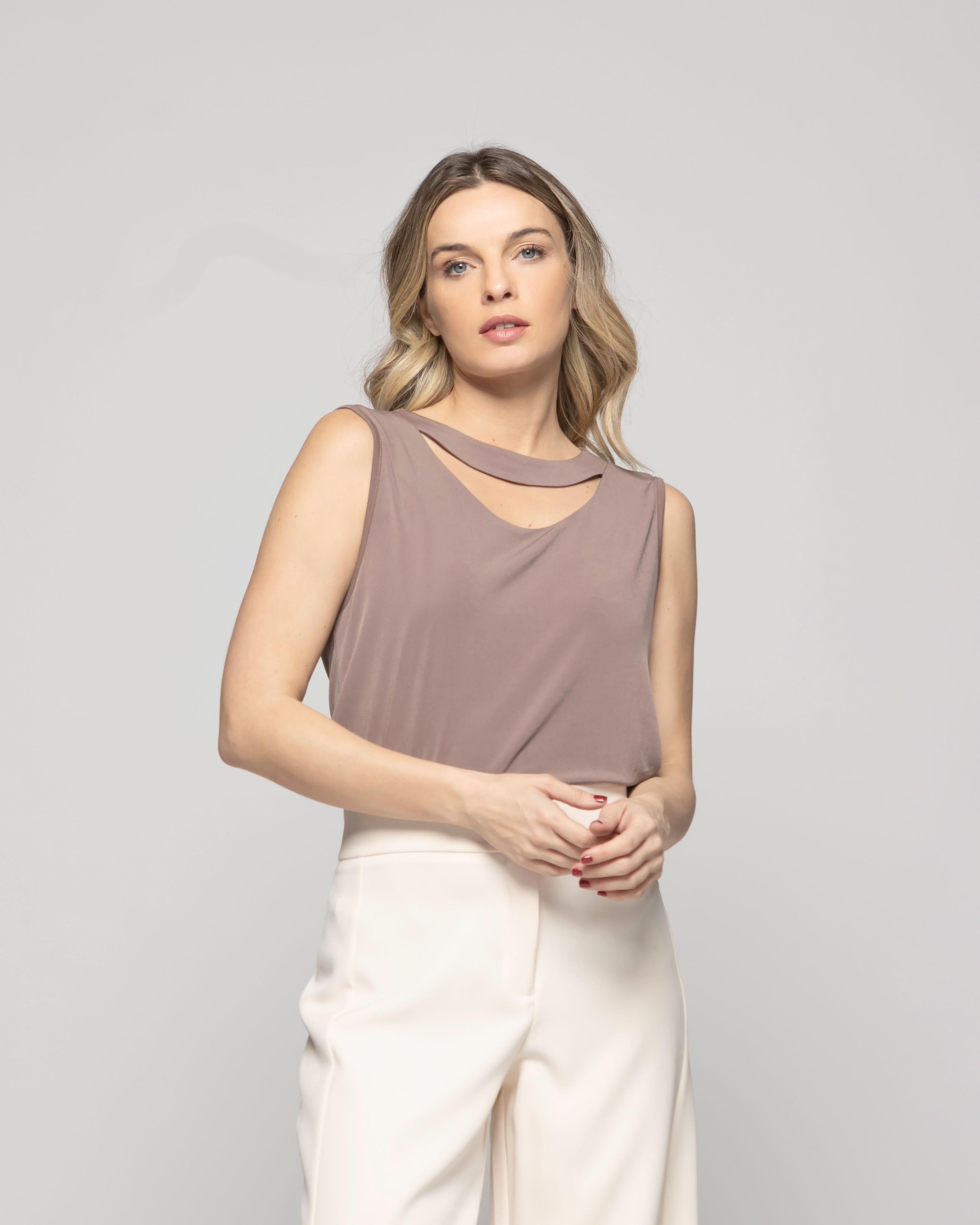 Polera Mujer Narciso Escote Medialuna Sin Mangas Café Taupe Ludovica-3