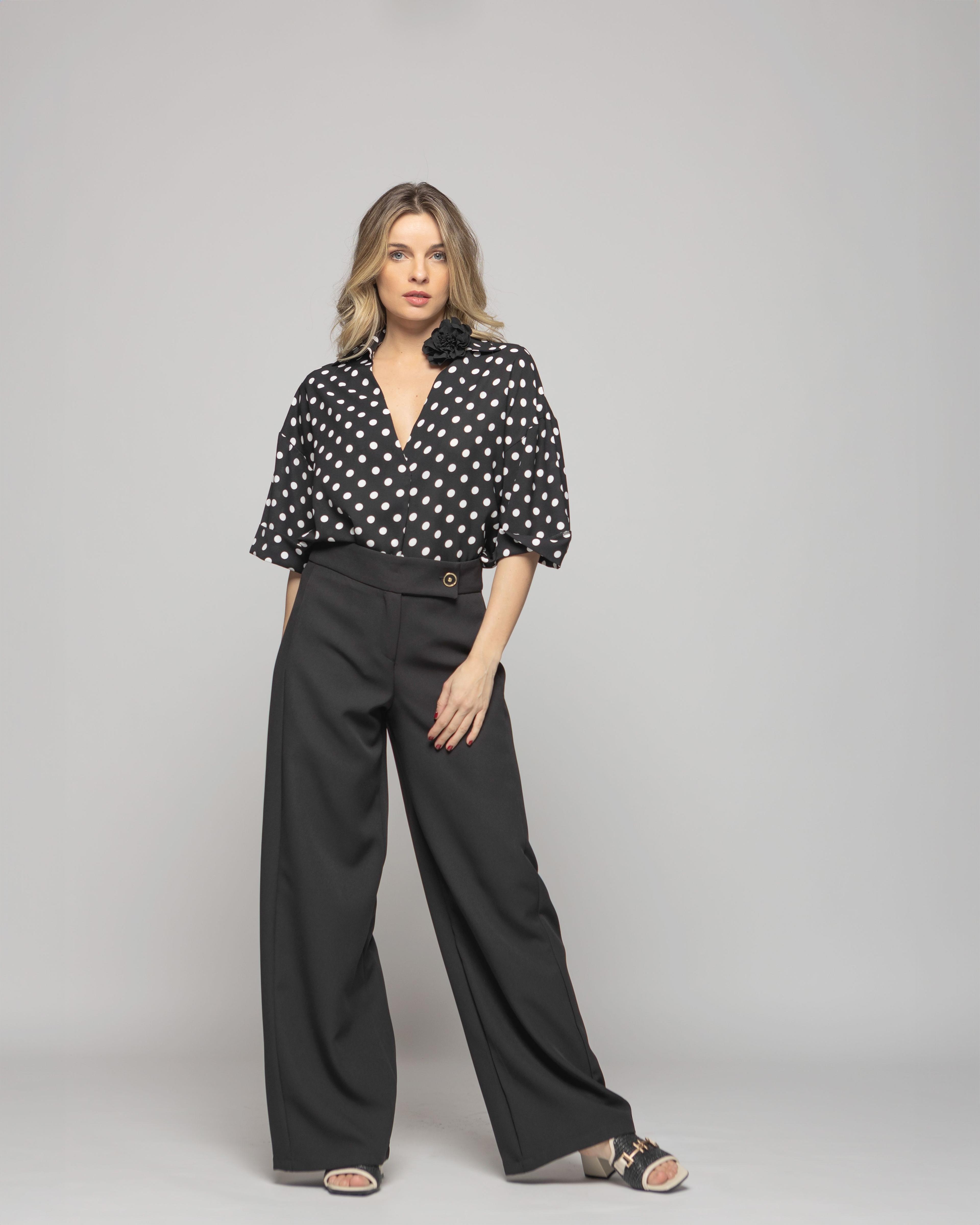 Blusa Mujer Brionia Escote V Estampado Lunares Blancos Negra Ludovica-1