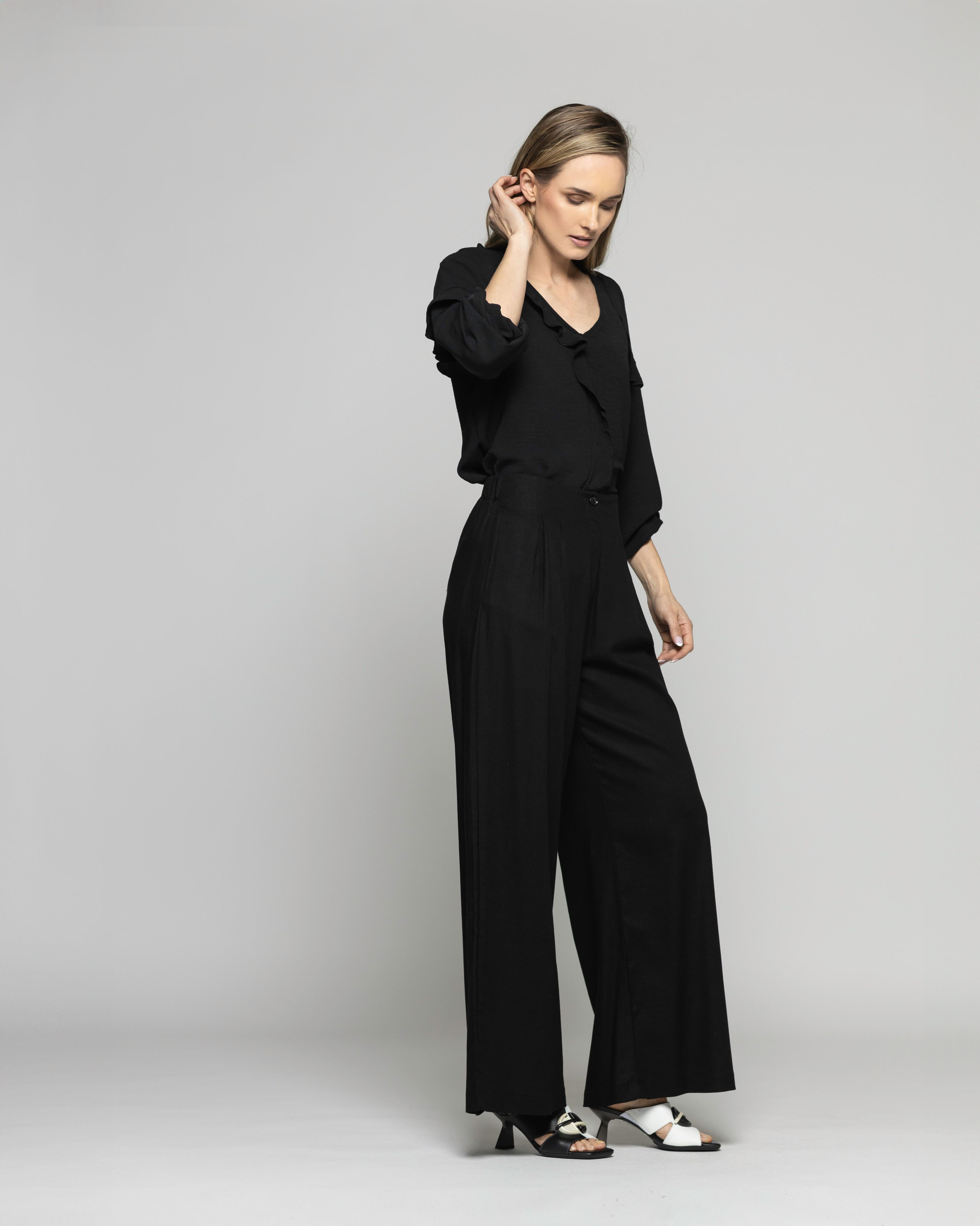 Blusa Mujer Eucomis Escote V Volantes Mangas 3/4 Negra Ludovica-4