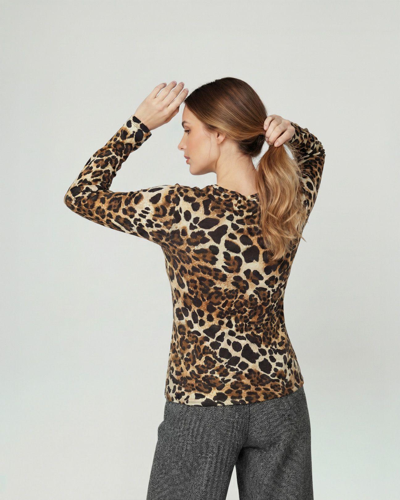Polera Mujer Gianna Regular Cuello En V Manga Ajustada Leopardo Lineatre-1
